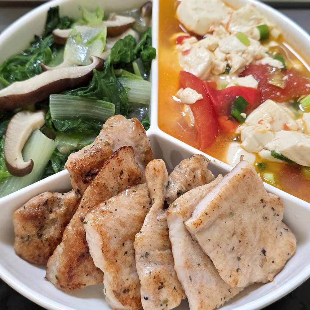 三格餐盤：香煎肉排、番茄豆腐與炒青菜