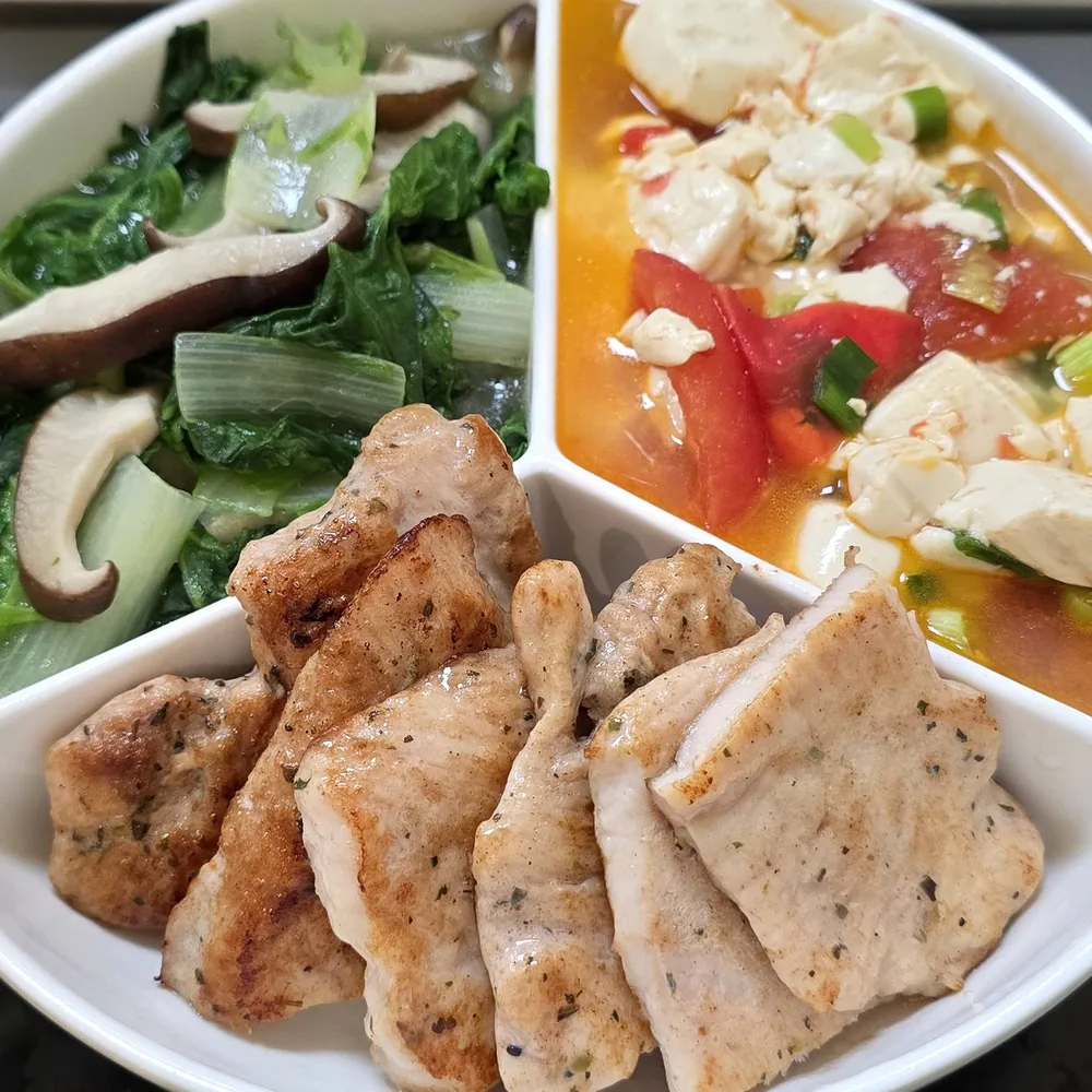 工作室日常餐點，肉類、豆腐與蔬菜