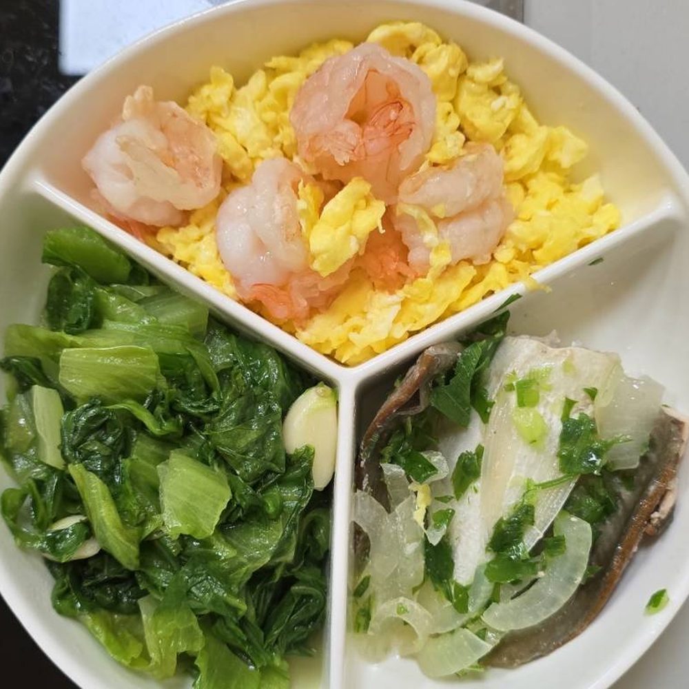 三格餐盤：鮮蝦炒蛋、燙青菜與魚片