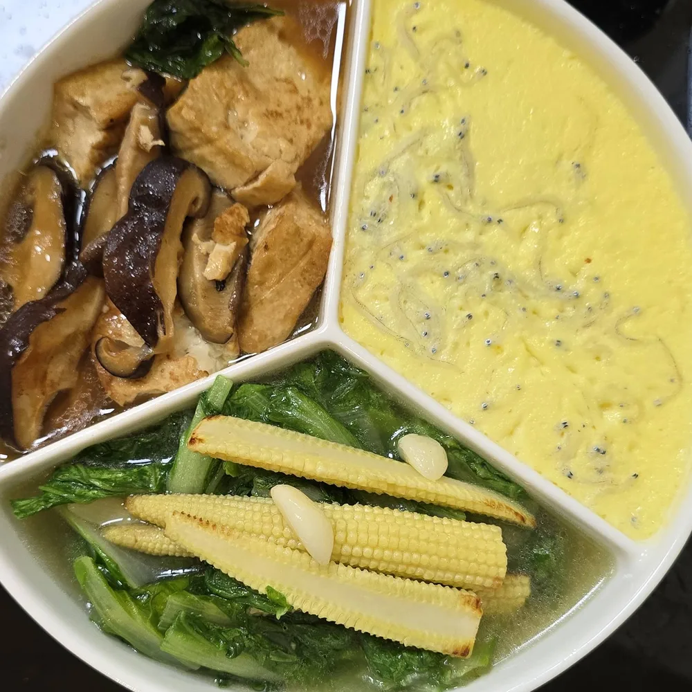 工作室日常餐點，蛋、豆腐與蔬菜
