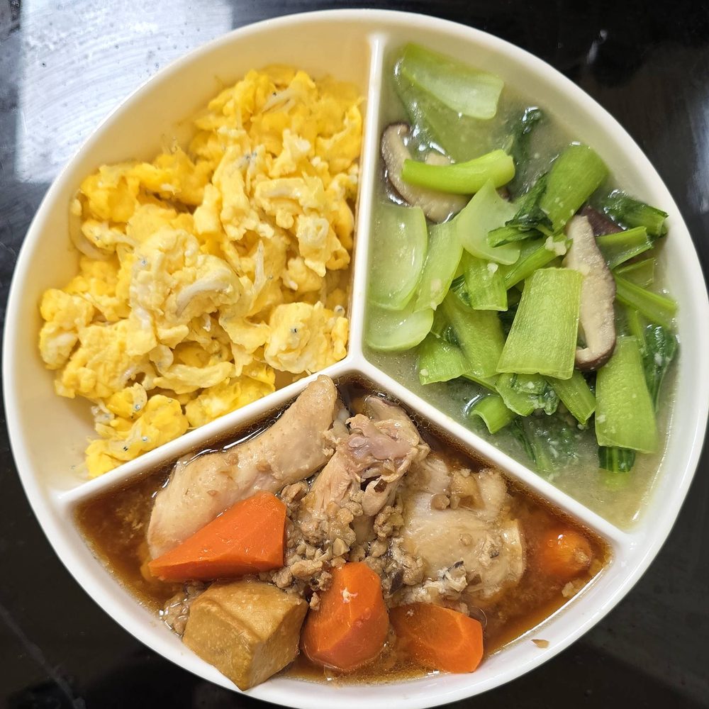 三格餐盤：滷雞腿、紅蘿蔔炒蛋與青菜