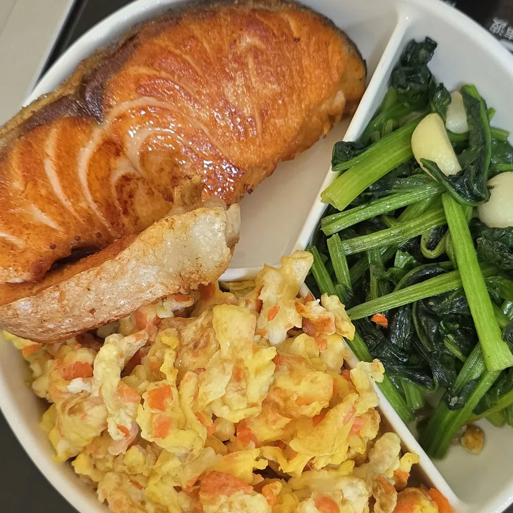 工作室日常餐點，魚、蛋與蔬菜